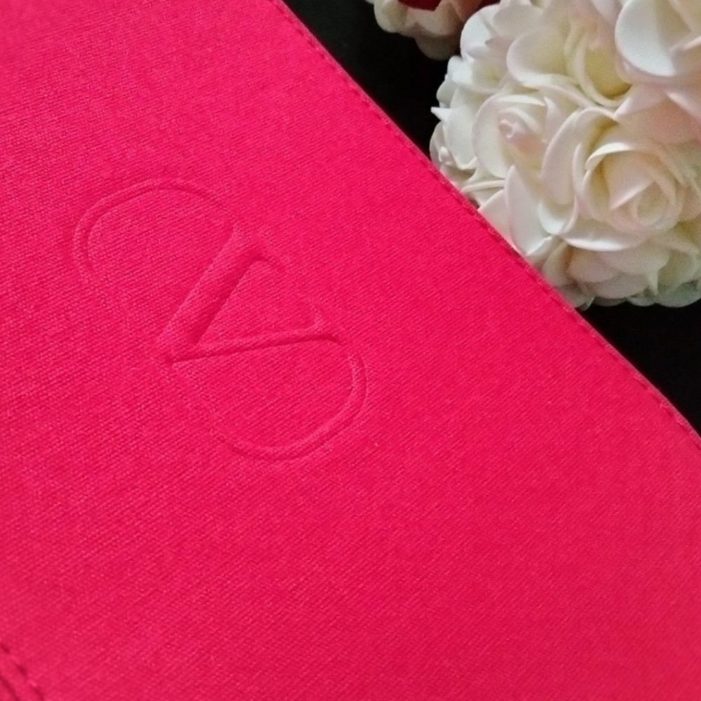 Beautiful makeup bag. Can be used as clutch.